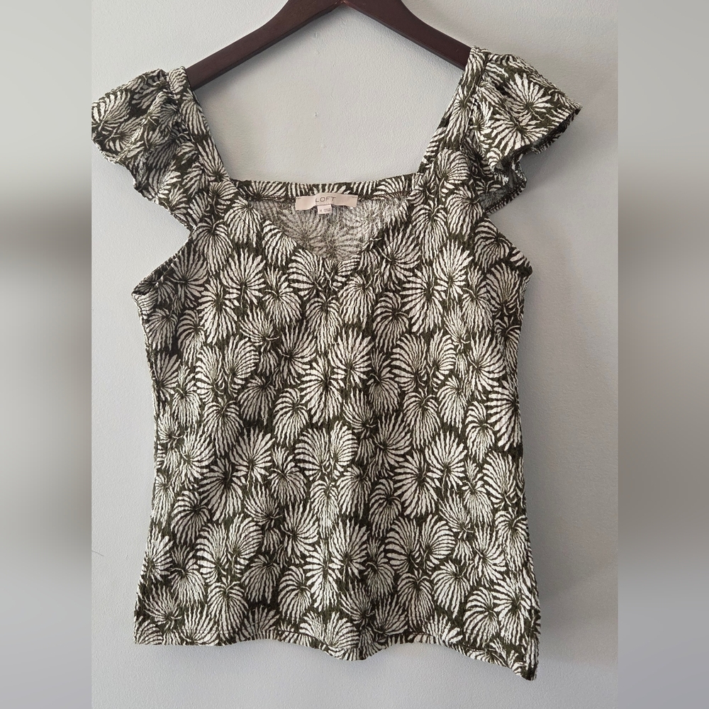 LOFT Lightweight Green & White Size M Top